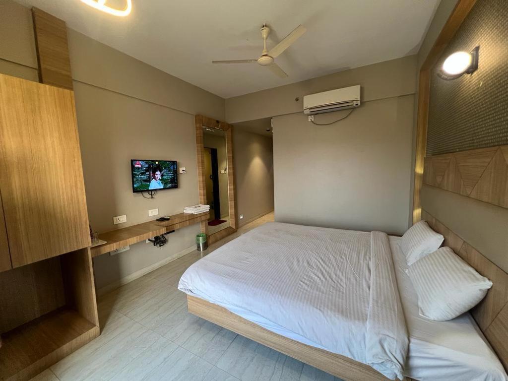Hotel Shahi Executive Malkapur  エクステリア 写真